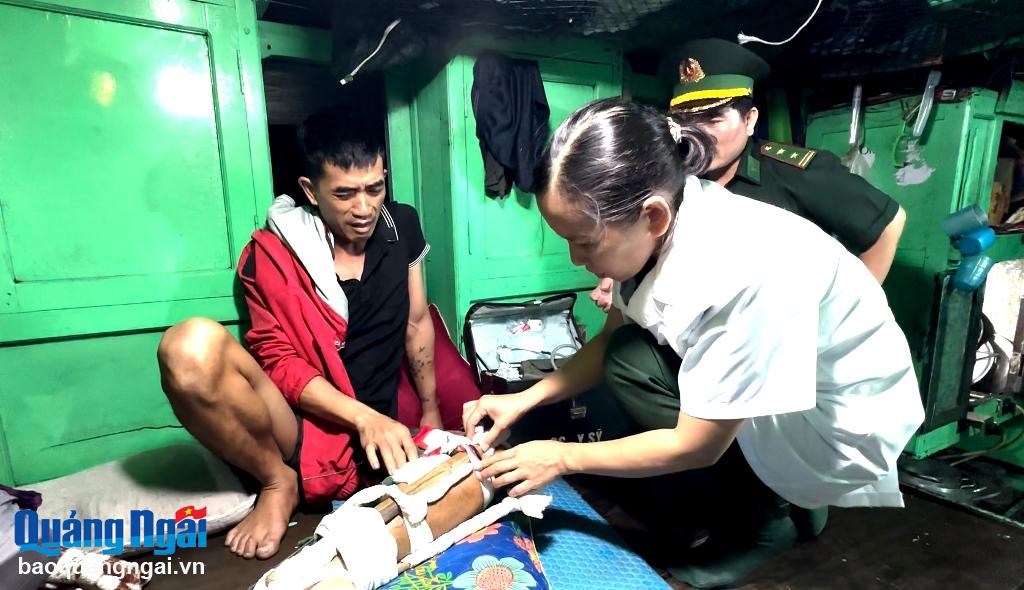 Đội ngũ y tế của Bộ Chỉ huy Bộ đội Biên phòng tỉnh thăm khám, kiểm tra thương tích cho ngư dân bị nạn.