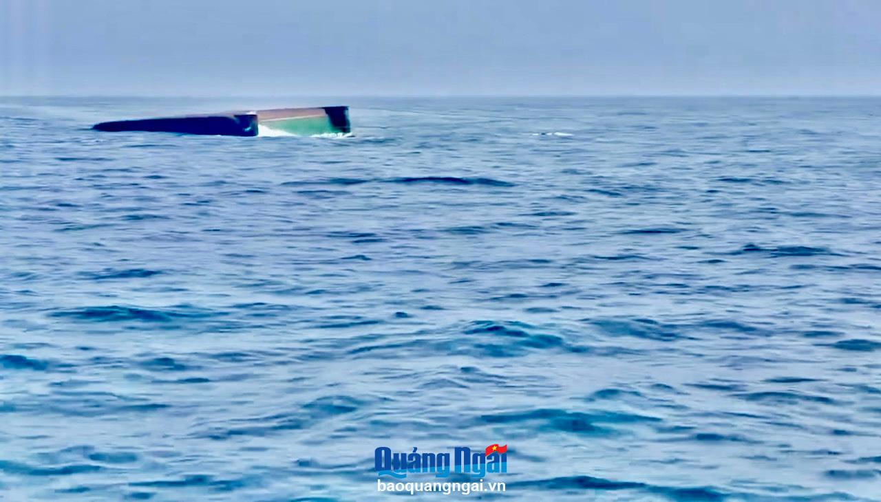 Hiện trường tàu kéo sà lan bị chìm cách đảo Lý Sơn khoảng 3 hải lý.