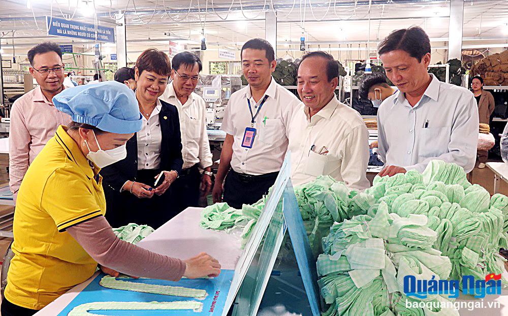 Các đồng chí lãnh đạo Đảng ủy Khối Cơ quan và Doanh nghiệp tỉnh tham quan hoạt động sản xuất của Công ty May Hòa Thọ, ở khu công nghiệp Tịnh Phong. 			                                                                                                                      Ảnh: PV