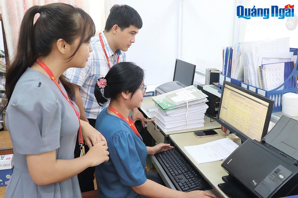 Cán bộ Văn phòng Huyện ủy Ba Tơ truy cập phần mềm nắm bắt thông tin về cán bộ, công chức, viên chức trên địa bàn huyện. 
Ảnh: TẤN MINH