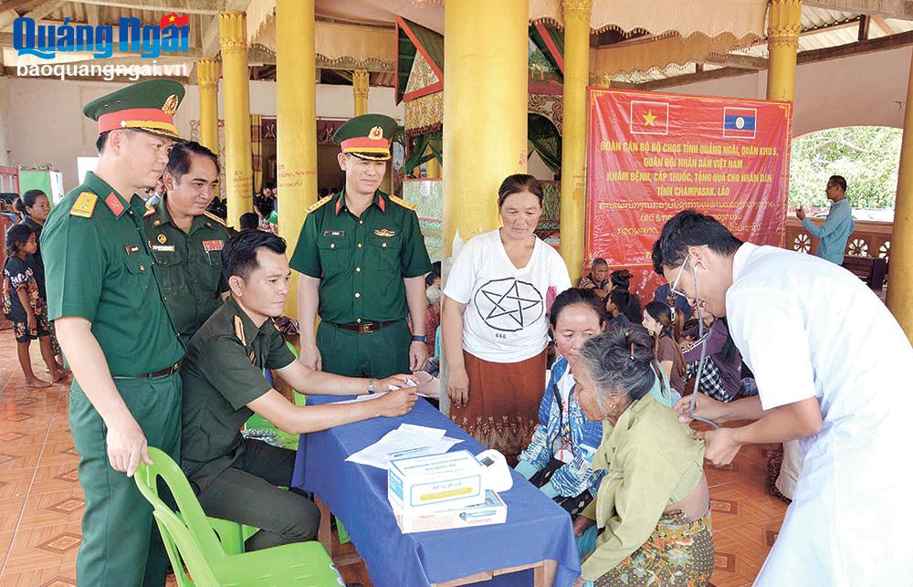 Đoàn công tác của Bộ CHQS tỉnh thăm hỏi, khám bệnh cho người dân huyện Pathoumphone, tỉnh Champasak (Lào).