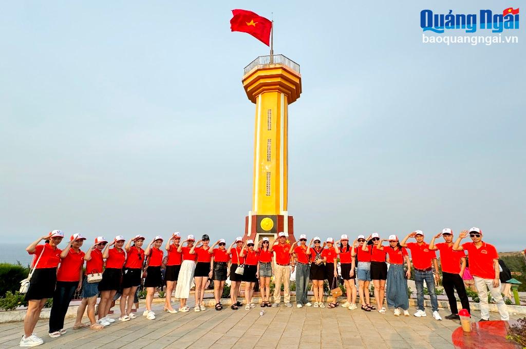 Du khách đến tham quan cột cờ núi Thới Lới (Lý Sơn) trong Tuần lễ Du lịch Quảng Ngãi năm 2024.