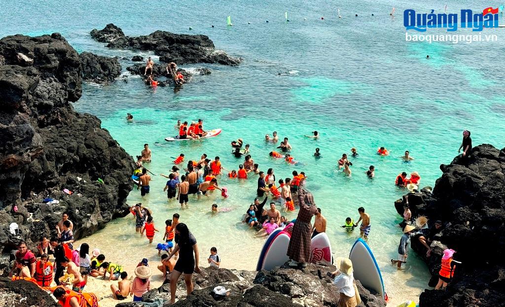 Rất nhiều du khách đến đảo Bé để tắm biển và thưởng ngoạn cảnh đẹp.