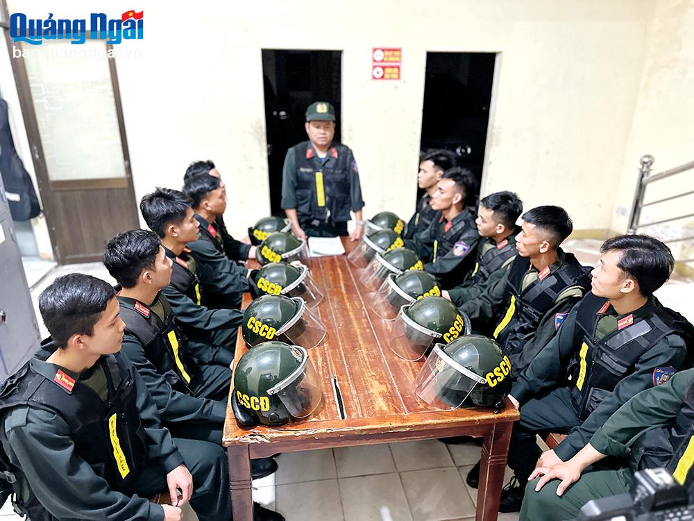 Cán bộ, chiến sĩ Phòng Cảnh sát cơ động (Công an tỉnh) họp triển khai công việc trước khi lên đường làm nhiệm vụ.
