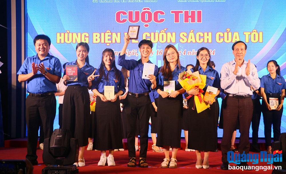 Ban tổ chức trao giải Nhất cho đơn vị Trường Đại học Phạm Văn Đồng.