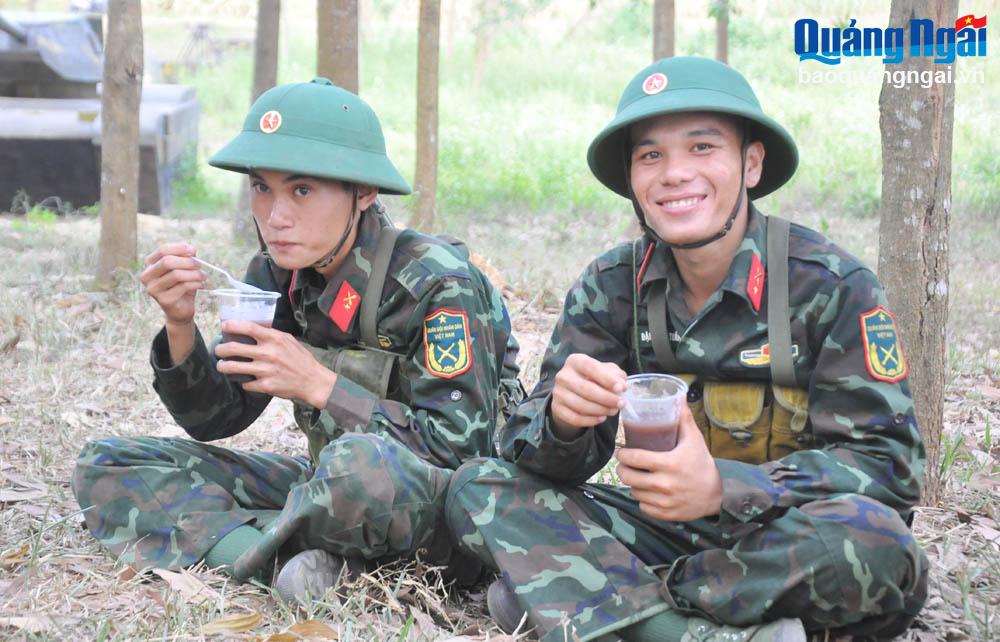 Chiến sĩ thưởng thức những ly nước mát tại thao trường.