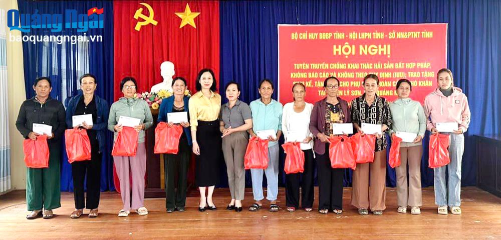 Chủ tịch Hội LHPN tỉnh Lê Na tặng quà hỗ trợ sinh kế cho hội viên phụ nữ nghèo tại thôn An Bình (Lý Sơn).
