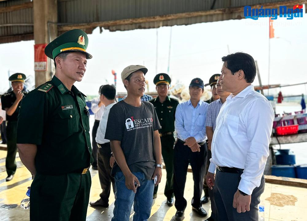 Phó Chủ tịch UBND tỉnh Trần Phước Hiền kiểm tra công tác chống khai thác IUU tại cảng cá Tịnh kỳ (TP.Quảng Ngãi).