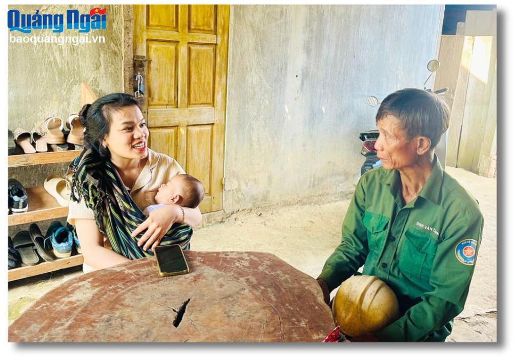 Già làng Đinh Văn Canh, ở xã Sơn Bua (Sơn Tây) động viên người dân thôn 3, xã Trà Vân, huyện Nam Trà My (Quảng Nam) thực hiện tốt chính sách của Đảng.