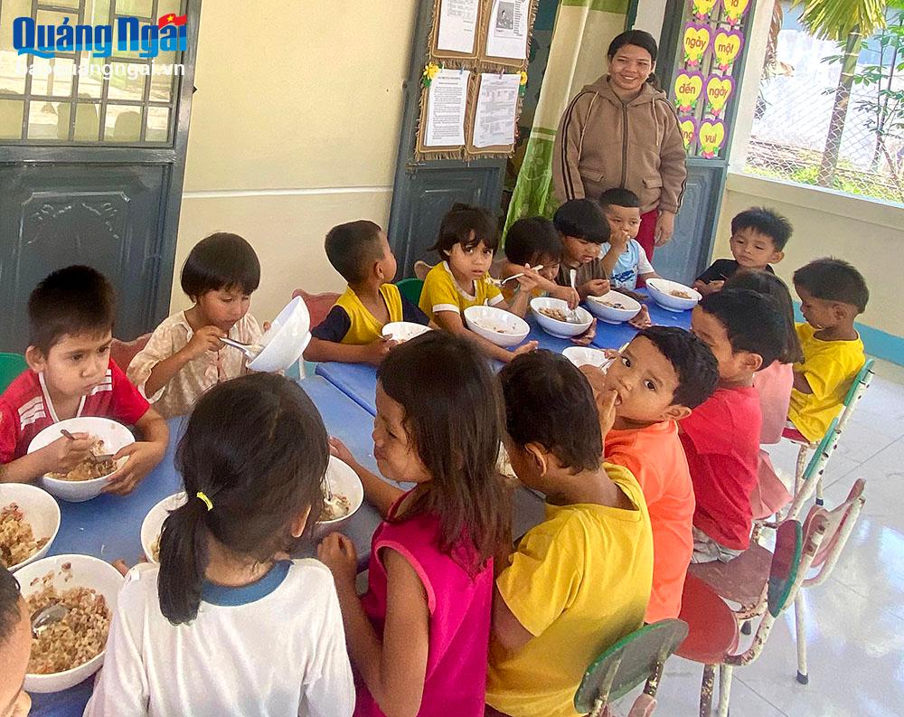 Bữa ăn trưa của học sinh mầm non ở điểm trường thôn 1, xã Trà Thủy (Trà Bồng).
