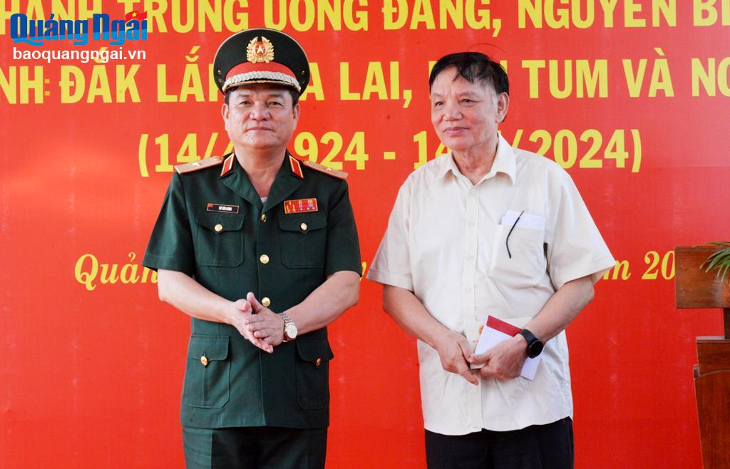 Thiếu tướng Võ Văn Hưng - Chủ nhiệm Chính trị Quân khu 5 trao quà cho gia đình đồng chí Võ Thành Trung.