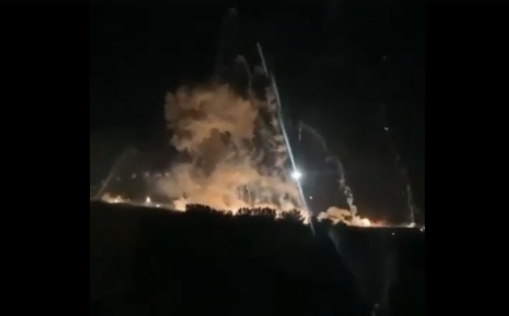 Cháy lớn và khói bốc lên sau vụ nổ tại căn cứ Kalso rạng sáng 20/4. (Ảnh cắt từ clip)
