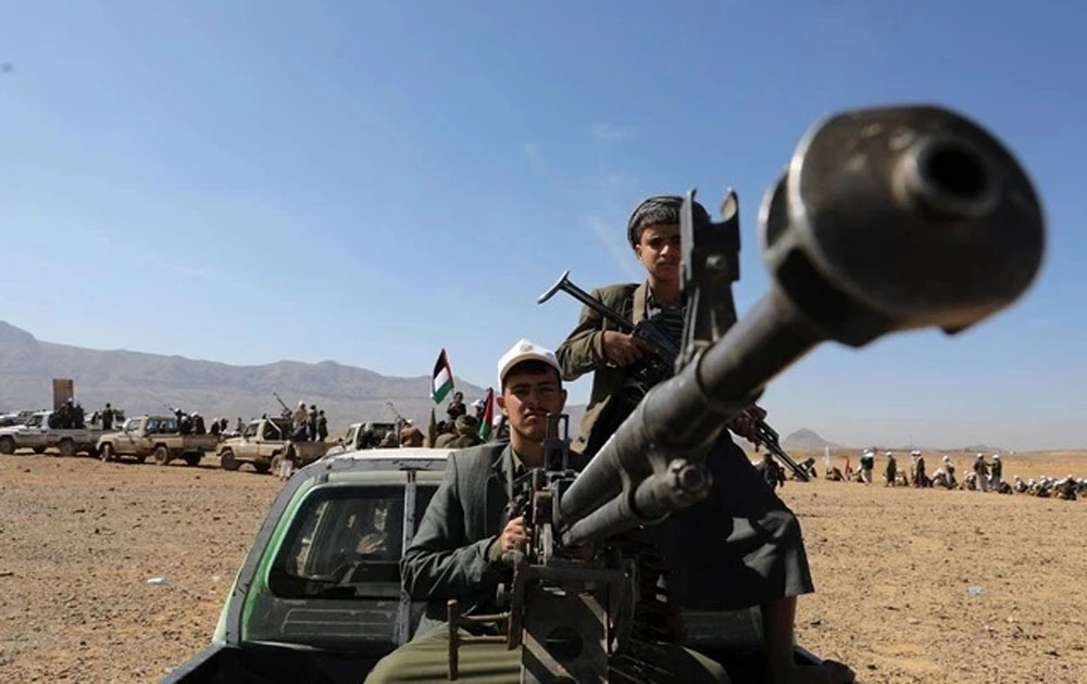 Một người trung thành với Houthi điều khiển súng máy gắn trên xe bán tải trong cuộc diễu hành quân sự ở Yemen hồi cuối tháng 1. Ảnh: Reuters