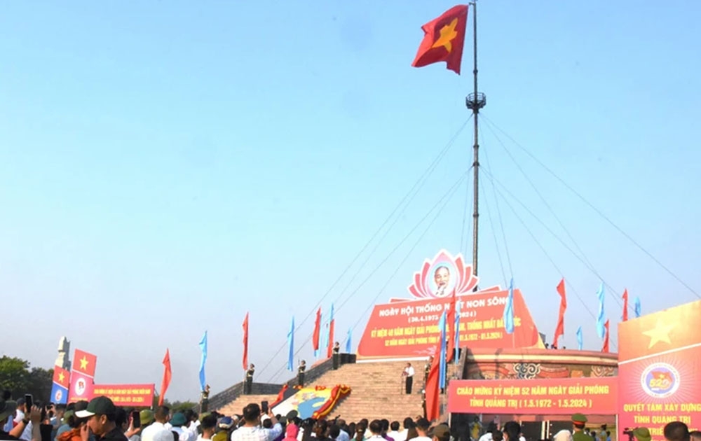 Lá cờ đỏ sao vàng tung bay trên Kỳ đài Hiền Lương đầy kiêu hãnh.