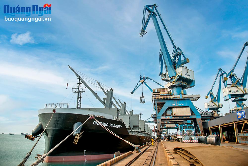 Xuất hàng thép cuộn cán nóng Hòa Phát tại cảng chuyên dùng Hòa Phát Dung Quất.
