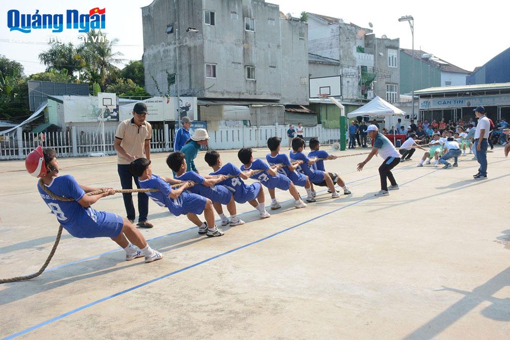 Các vận động viên 
thi đấu môn kéo co tại Hội khỏe Phù Đổng tỉnh.