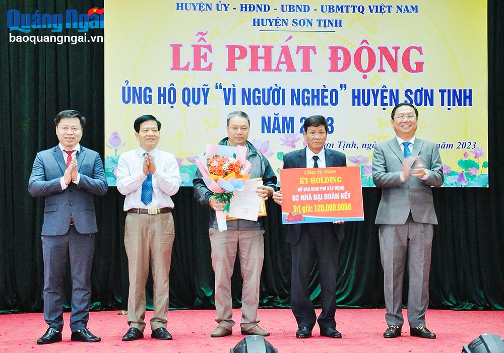 Huyện Sơn Tịnh tổ chức lễ phát động ủng hộ “Quỹ vì người nghèo” năm 2023.                                                