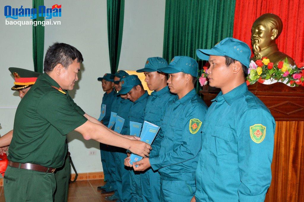 -	Lãnh đạo Ban CHQS huyện Sơn Hà trao các Quyết định tuyển chọn công dân thực hiện nghĩa vụ tham gia Dân quân thường trực và Quyết định bổ nhiệm Tiểu đội trưởng.