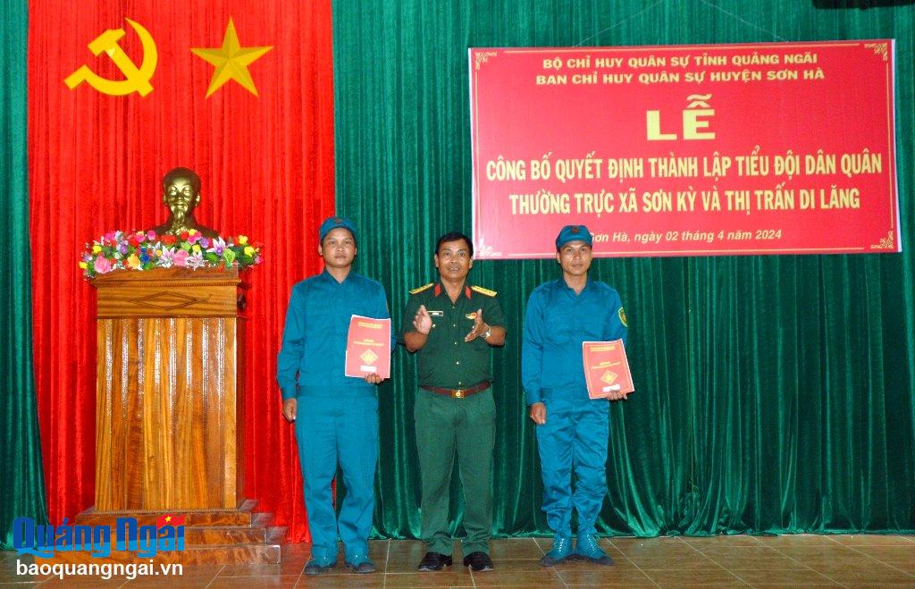 Đại tá Nguyễn Ra, Phó Chỉ huy trưởng kiêm Tham mưu trưởng Bộ CHQS tỉnh trao các Quyết định thành lập Tiểu đội Dân quân thường trực xã Sơn Kỳ và thị trấn Di Lăng (Sơn Hà).