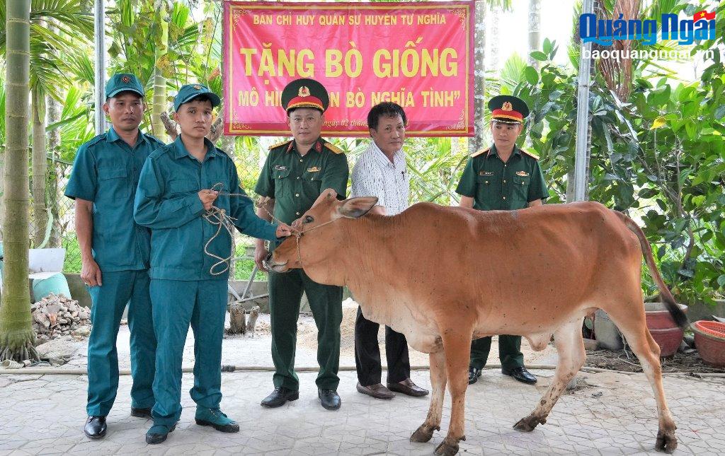 Anh Nguyễn Hữu Dũng nhận bò giống được trao tặng.