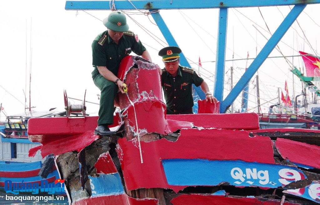 Bộ đội Biên phòng tỉnh kiểm tra, đánh giá thiệt hại của tàu cá.