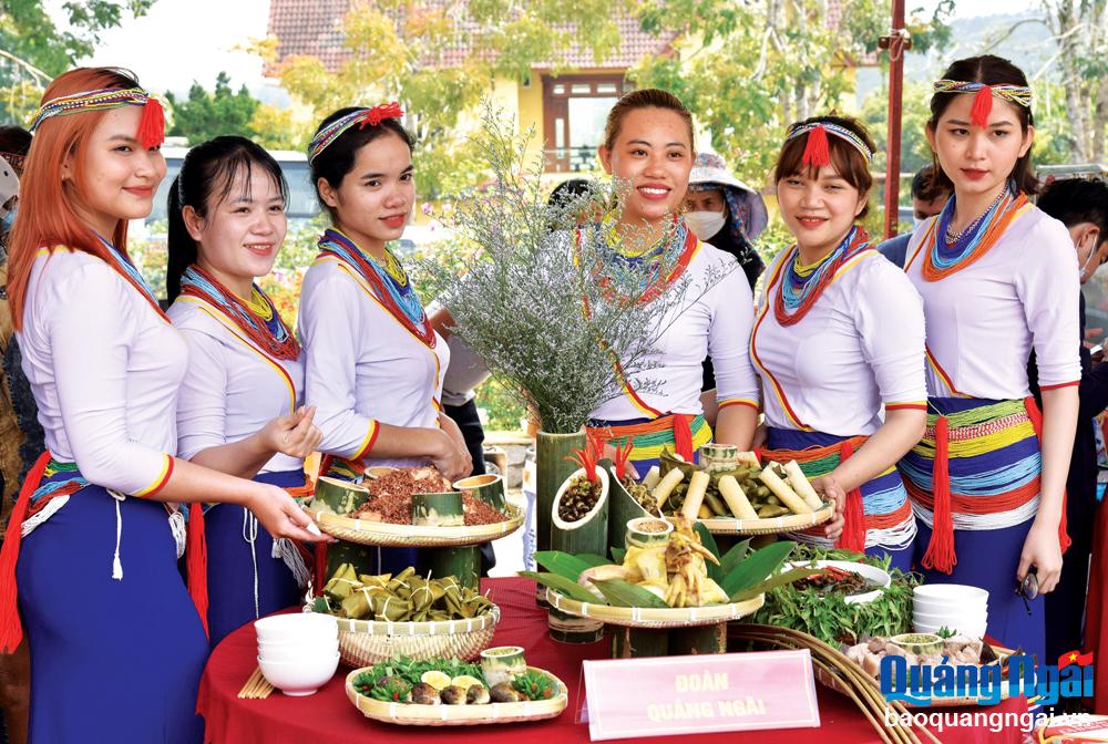 Đồng bào Cor huyện Trà Bồng giới thiệu các món ăn truyền thống tại Hội thi Văn hóa ẩm thực các dân tộc tổ chức 
tại Kon Tum.

