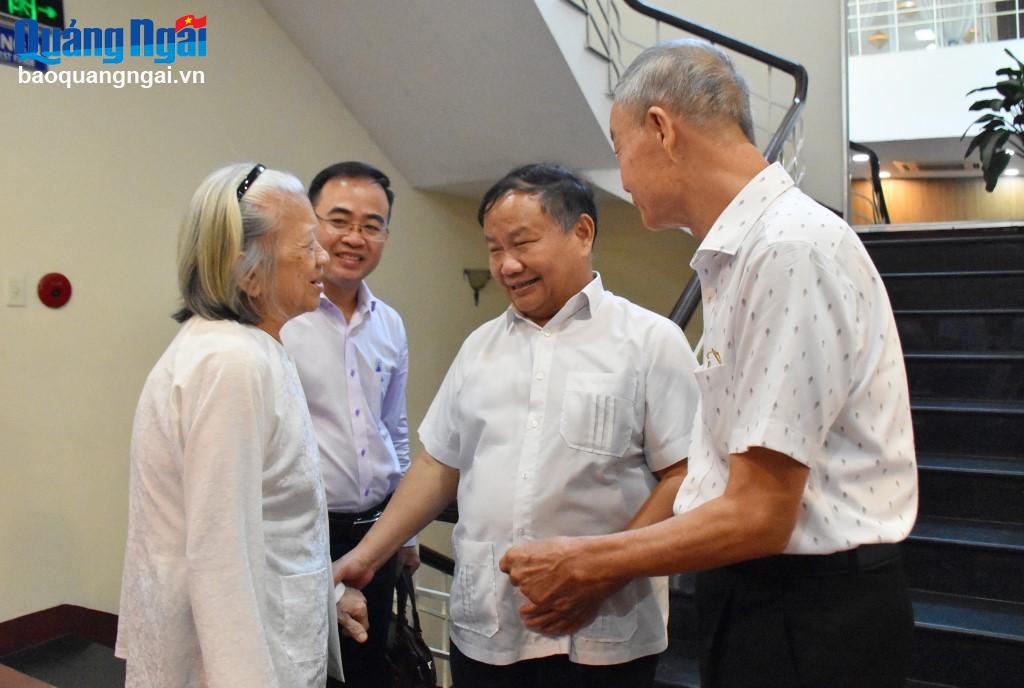Phó Chủ tịch Trung ương Hội Nông dân Việt Nam Đinh Khắc Đính (giữa) hỏi thăm sức khỏe cựu cán bộ Hội Nông dân giải phóng miền Nam khu vực miền Trung - Tây Nguyên.