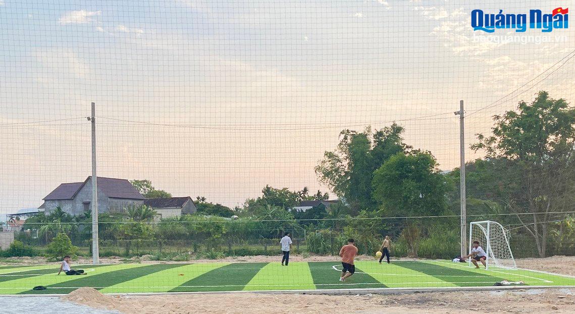 Sân bóng đá mini tại Trường THCS Phổ Phong vừa được hoàn thành, đưa vào sử dụng.