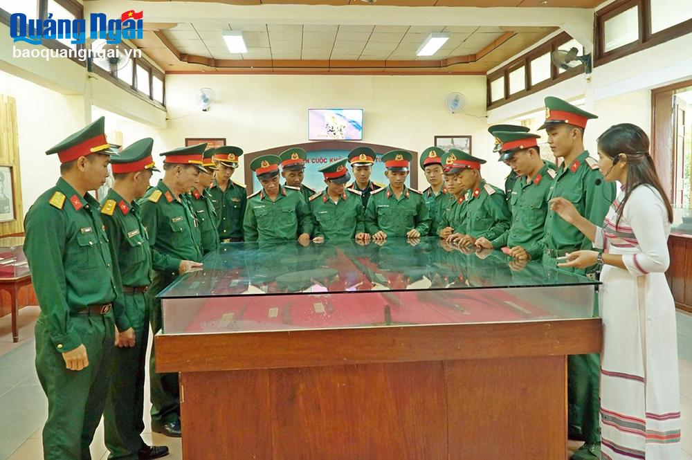 Cán bộ, chiến sĩ lực lượng vũ trang tỉnh về nguồn tại Bảo tàng Khởi nghĩa Ba Tơ.
Ảnh: TRỌNG QUỐC