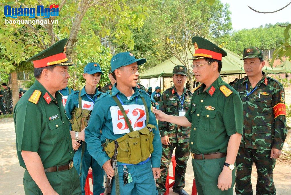 Thượng tá Trần Thế Phan, Chỉ huy trưởng Bộ Chỉ huy Quân sự tỉnh   động viên các chiến sĩ dân quân tự vệ trước khi tham gia các nội dung thi của hội thao. 
