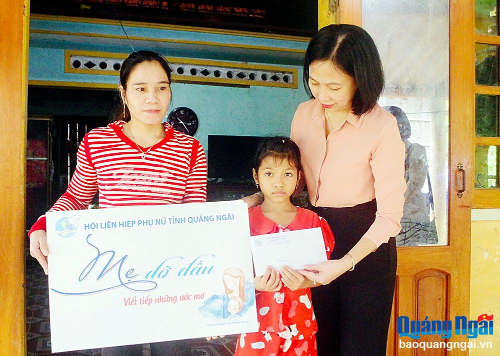 Hội Liên hiệp Phụ nữ tỉnh nhận đỡ đầu cháu Đinh Thị Trang mồ côi cha, ở thôn Gò Nhiêu, xã Thanh An (Minh Long). Ảnh: HIỀN THU
