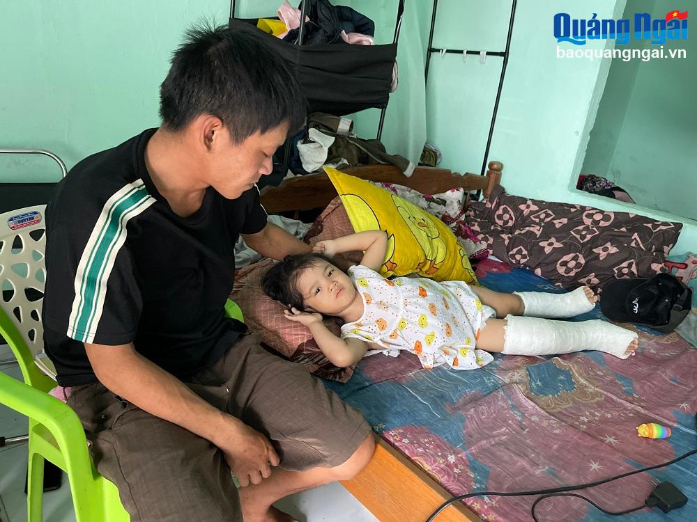 Anh Trịnh Phạm Quang Trường đau xót chăm sóc cho con gái Trịnh Tường Vy.