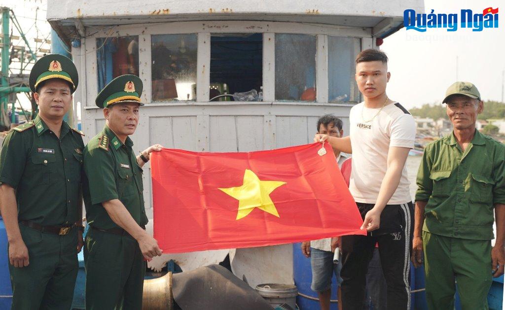 Đại tá Trần Tuấn Anh, Chỉ huy trưởng BĐBP tỉnh Quảng Ngãi tặng cờ Tổ quốc cho ngư dân.