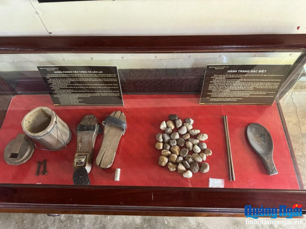 những phương tiện thông tin liên lạc giữa các tù nhân như: Đôi dép gỗ có khe giấu thư mật, hòn đá, đôi đũa khoét lõi nhét tài liệu… còn được lưu giữ và trưng bày.