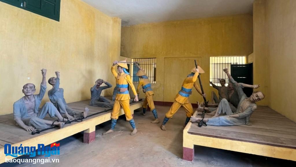 Ở nhà đày Buôn Ma Thuột, ngoài việc bị giam giữ trong không gian chật hẹp, mất vệ sinh, ăn uống thiếu thốn thì các tù nhân thường xuyên bị đánh đập, tra tấn tàn nhẫn.