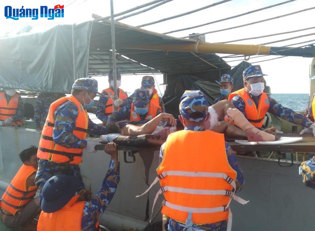 Hải đoàn 129 Hải quân hỗ trợ cấp cứu ngư dân Quảng Ngãi bị nạn trên biển