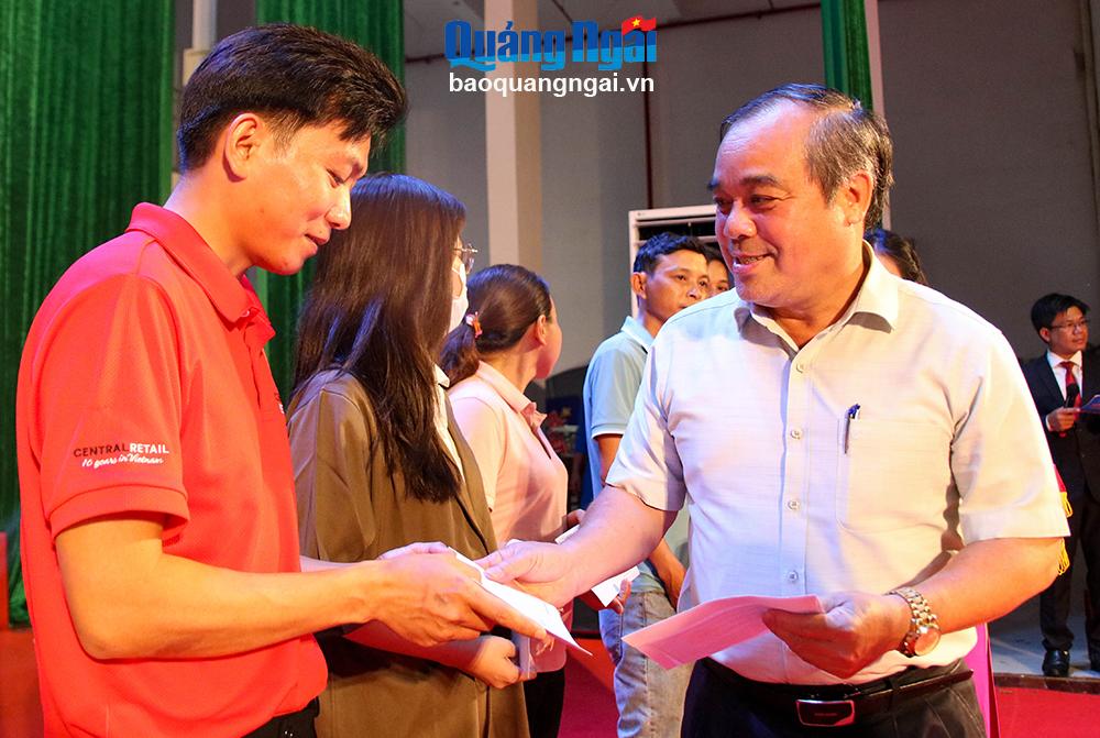 Phó Chủ tịch Thường trực UBND tỉnh Trần Hoàng Tuấn tặng quà cho đoàn viên, công nhân, lao động có hoàn cảnh khó khăn.