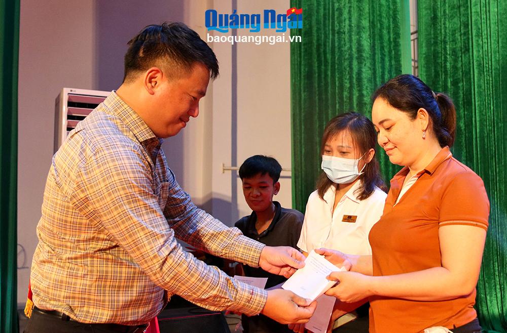 Phó Bí thư Thường trực Tỉnh ủy Đặng Ngọc Huy tặng quà cho đoàn viên, công nhân, lao động có hoàn cảnh khó khăn.