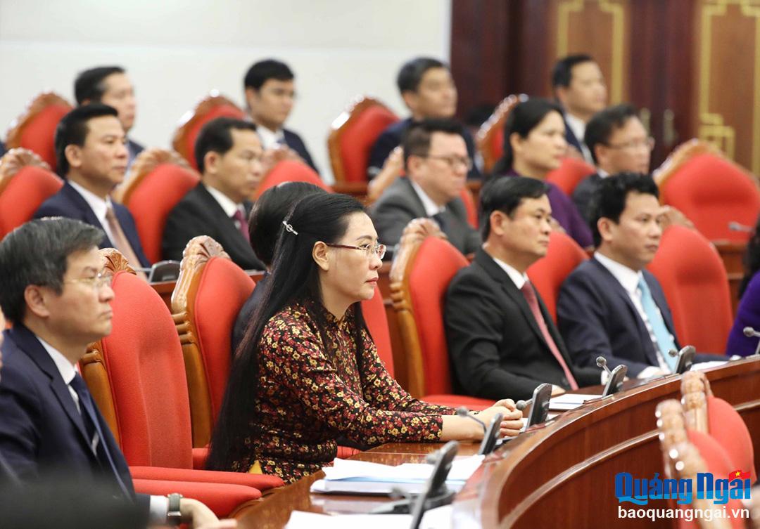 Ủy viên Trung ương Đảng, Bí thư Tỉnh ủy, Chủ tịch HĐND tỉnh Bùi Thị Quỳnh Vân dự hội nghị.