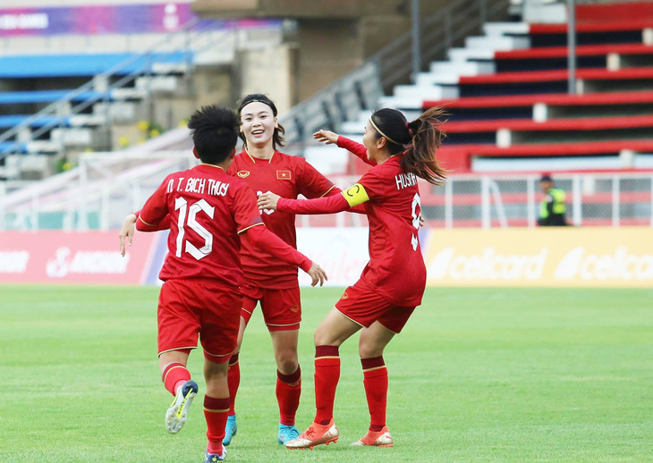 Nữ Việt Nam đá bại Malaysia 3-0 ở trận ra quân
