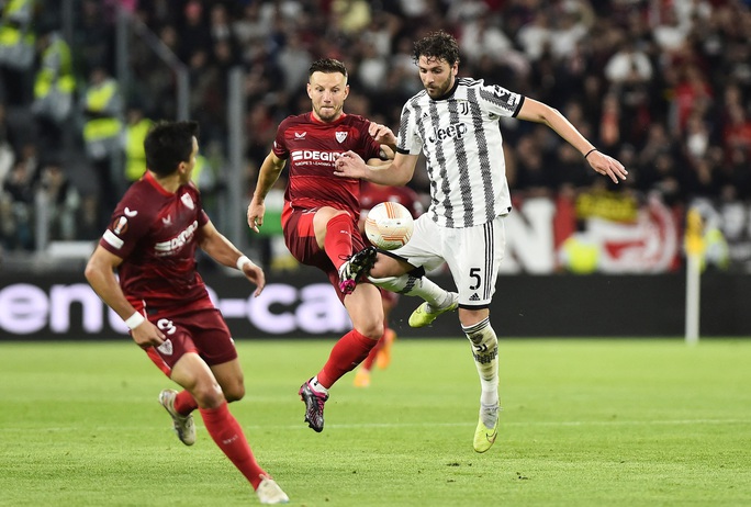 Juventus cầm hòa "vua đấu cúp", Mourinho thót tim với AS Roma