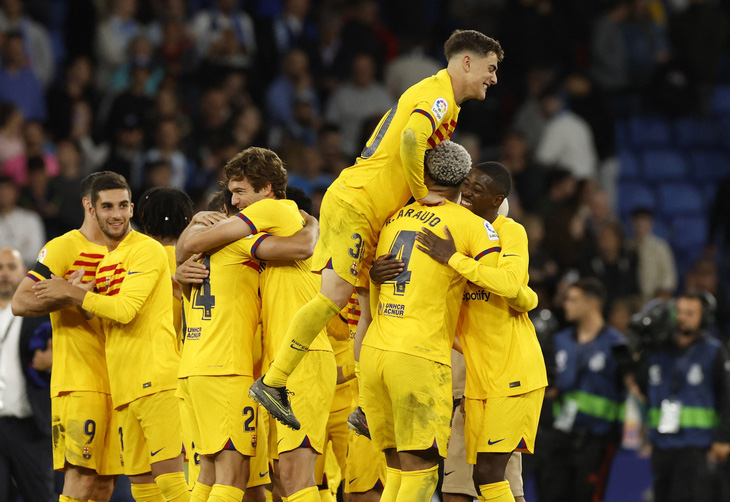 Niềm vui của cầu thủ Barca sau chiến thắng trước Espanyol - Ảnh: Reuters