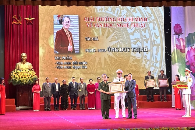 Chủ tịch nước Võ Văn Thưởng trao tặng Giải thưởng Hồ Chí Minh cho các tác giả. Ảnh: VGP/Diệp Anh
