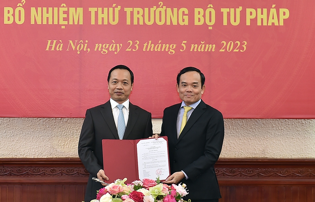 Phó Thủ tướng Trần Lưu Quang trao quyết định cho ông Trần Tiến Dũng.