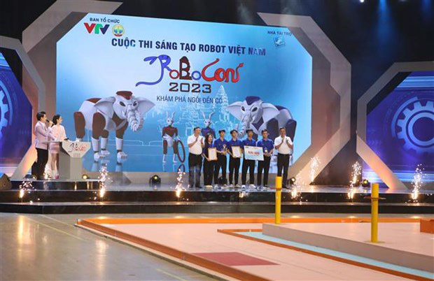 Ban tổ chức trao giải nhất cho Đội DCN - ĐT 02 tại vòng chung kết cuộc thi Robocon Việt Nam 2023 - Ảnh: TTXVN