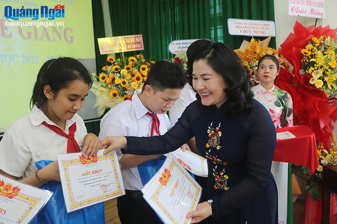 Thứ trưởng Bộ LĐ-TB&XH Nguyễn Thị Hà khen thưởng cho học sinh có thành tích xuất sắc, học sinh giỏi năm học 2022 - 2023.