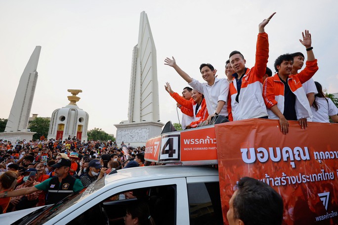 Lãnh đạo Đảng Tiến bước Pita Limjaroenrat mừng kết quả bầu cử tại thủ đô Bangkok - Thái Lan hôm 15-5. Ảnh: REUTERS

