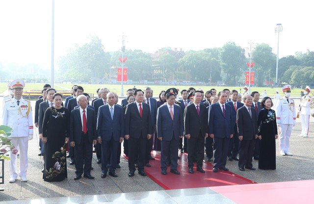Trước anh linh Chủ tịch Hồ Chí Minh, các đồng chí lãnh đạo Đảng, Nhà nước thành kính bày tỏ lòng biết ơn vô hạn đối với Bác Hồ, người sáng lập, lãnh đạo và rèn luyện Đảng ta - Ảnh: VGP/Nhật Bắc