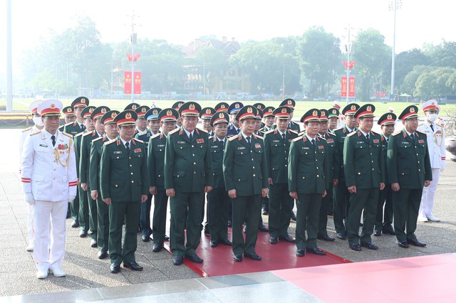 Đoàn đại biểu Quân ủy Trung ương - Bộ Quốc phòng vào Lăng viếng Chủ tịch Hồ Chí Minh- Ảnh: VGP/Nhật Bắc