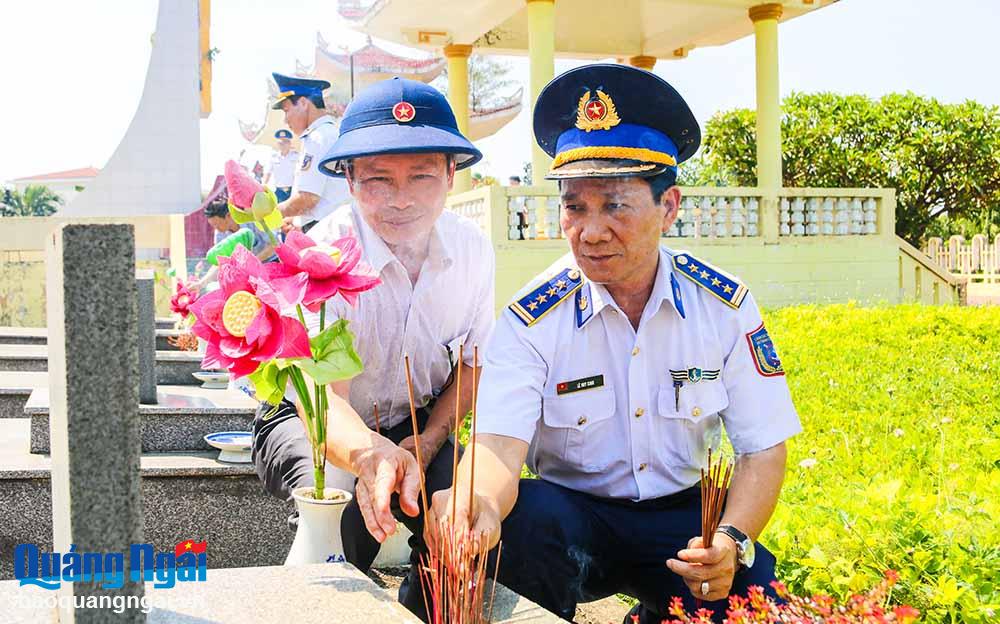 Bí thư đảng ủy, Chính ủy Vùng CSB2 Lê Huy Sinh và Phó trưởng Ban Dân vận Tỉnh ủy Trần Ngọc Nguyên dâng hương ở từng mộ phần Liệt sĩ.
